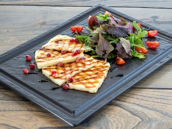 Queso halloumi a la plancha con ensalada (Pexels)