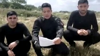 El teniente Josué Hidalgo junto