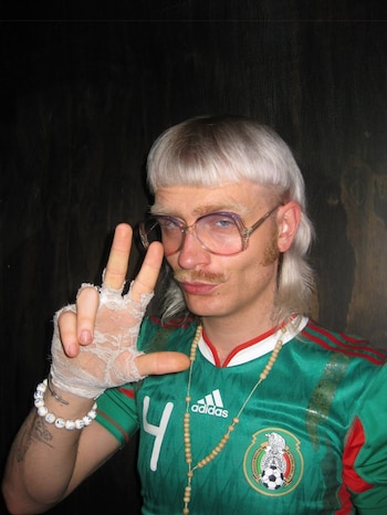 El cantante subió al escenario con una gran energía.