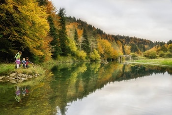 Una familia visita el hayedo de Selva de Irati (Turismo Navarra)