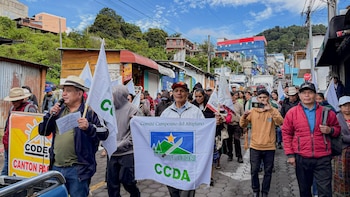 Marchan en Guatemala el Día de la Resistencia Indígena: combustibles, hospitales sin insumos y carreteras destruidas en el centro del reclamo