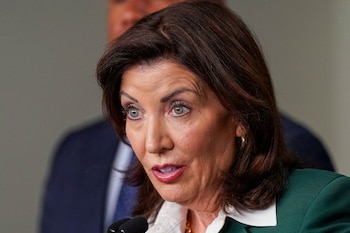 La gobernadora Kathy Hochul destaca