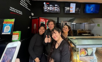 Milei en empanadas Brozziano, donde se refugió el militante libertario agredido en el Congreso