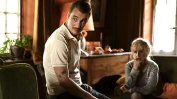 Pierre Lottin y Hélène Vincent en una escena de 'Cuando cae el otoño'