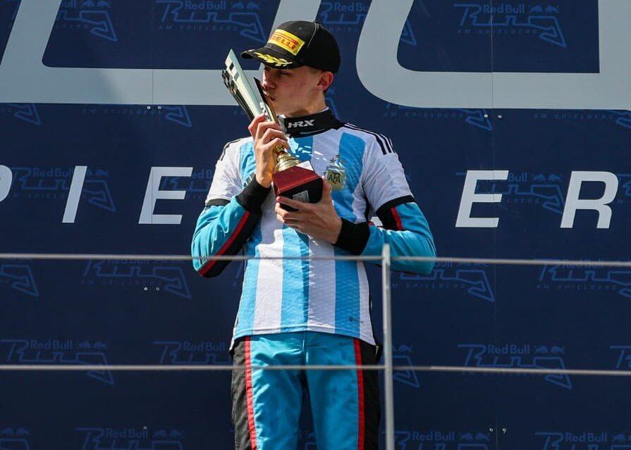 Gino Trappa besando su trofeo luego de una victoria (@Corazondef1)