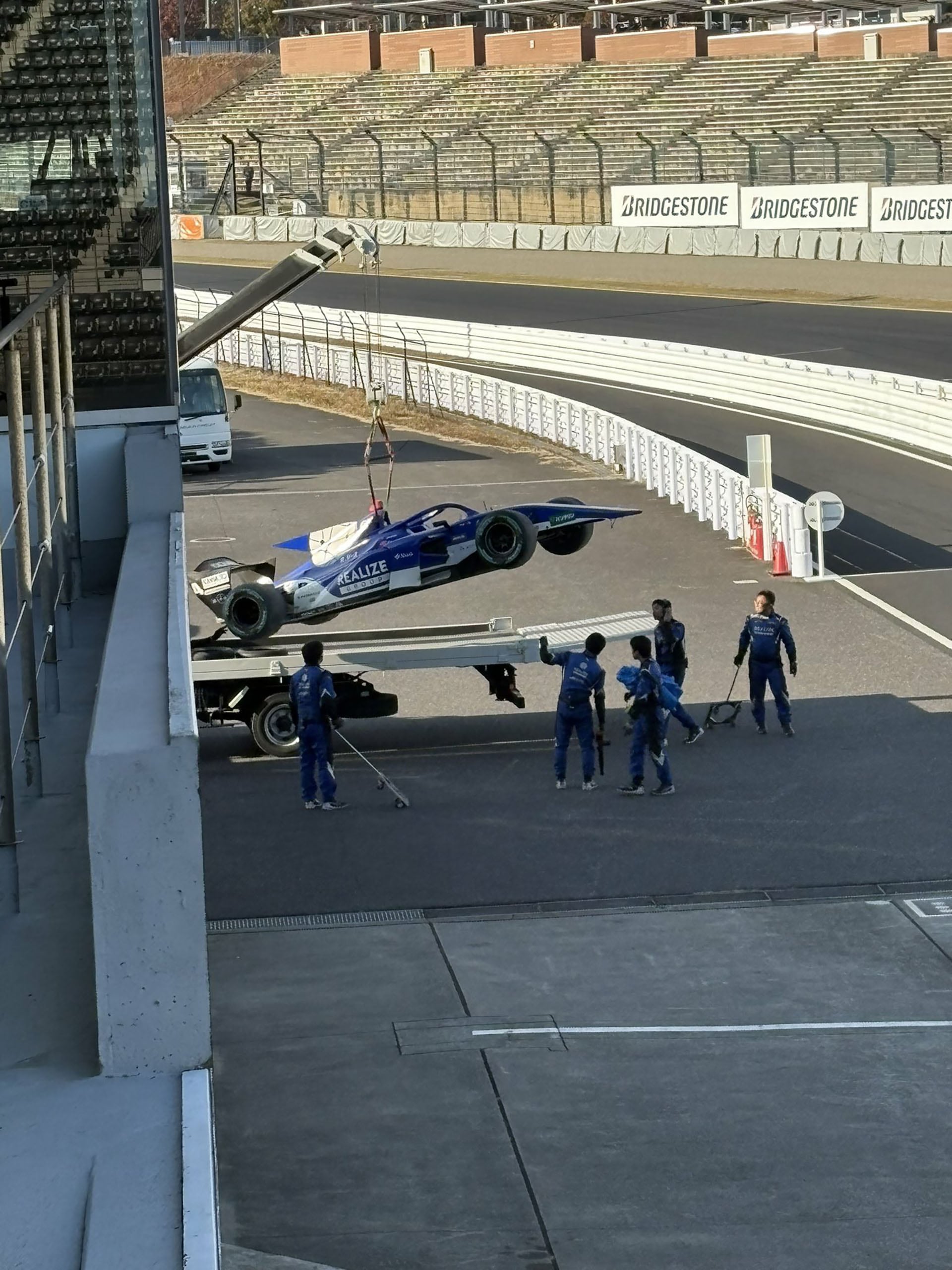 Así retiraron el auto de Doohan tras su nuevo choque en los test de la Súper Fórmula de Japón (@JamieKlein_)