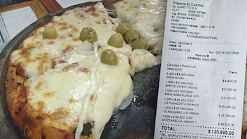Pidió dos pizzas, media fugazzeta y bebidas en una clásica pizzería porteña: compartió el ticket con lo que gastó