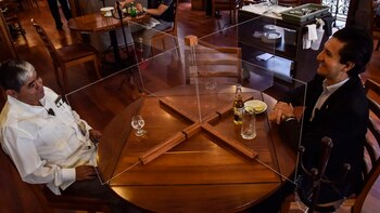 Un restaurante ubicado en la calle palma del centro histórico incrementó sus medidas de sanidad dejando a las disposición de los comensales el uso de micas protectoras mientras permanecen en el lugar (Foto: Cuartoscuro)