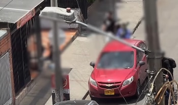 Seis presuntos barristas atacaron a un joven dentro de un establecimiento comercial en la localidad de Chapinero, Bogotá - crédito captura de Pantalla Pulzo
