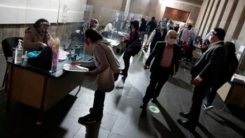 Debido a los protocolos sanitarios los tramites se vuelven mas lentos por lo que el flujo de personas se ve reducido (Foto: Cuartoscuro)