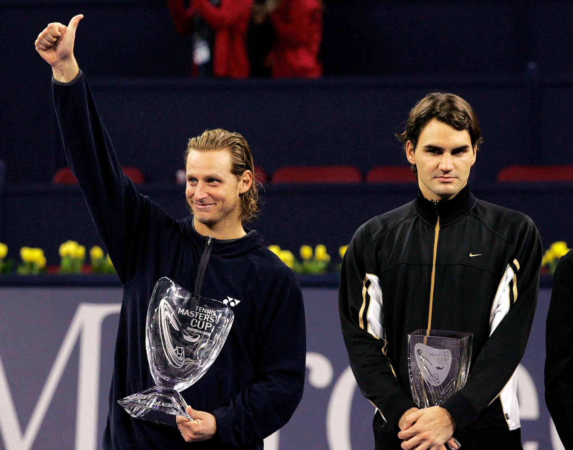 La sonrisa de David Nalbandian tras lograr el título más importante de su carrera, nada menos que frente a Roger Federer (Foto: AFP / Mark Ralston)