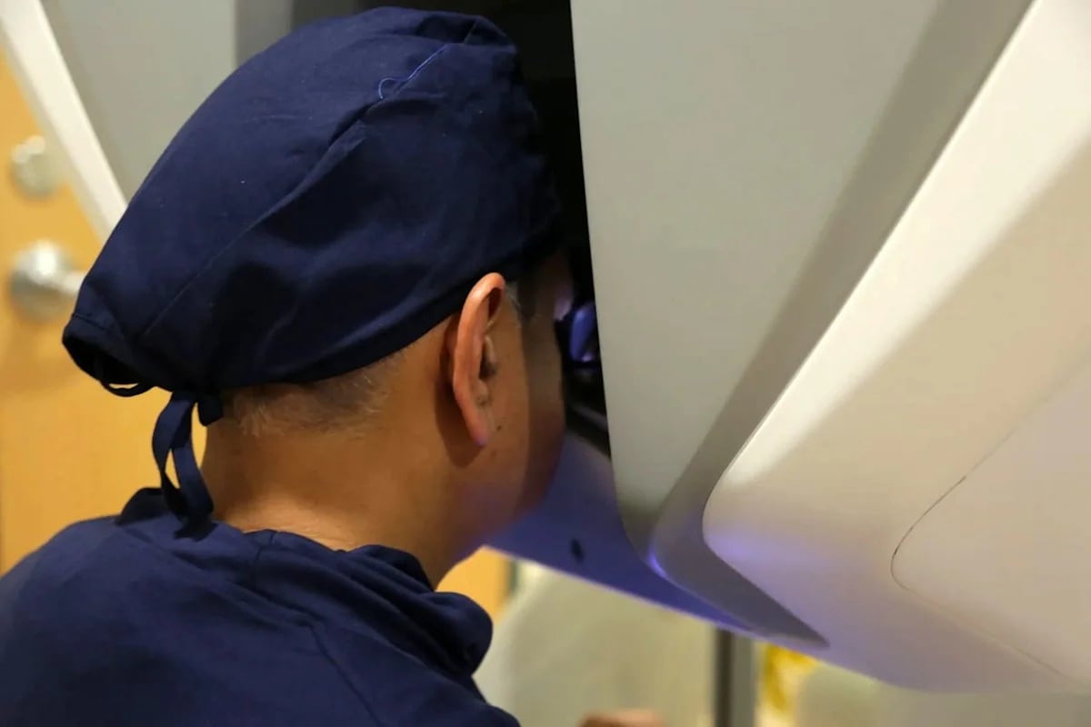 Un ensayo clínico con autorización federal registró el procedimiento remoto, en el que un cirujano en Orlando extirpó la próstata de un paciente con cáncer internado en otro hospital (Crédito: Centro AdventHealth)