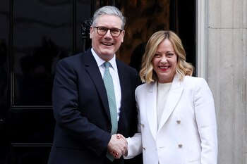 Giorgia Meloni frente a Dowining