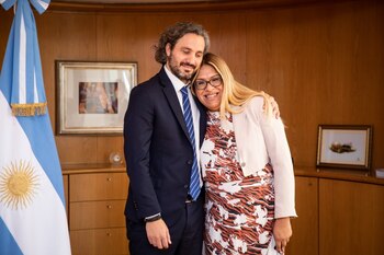 Alba Rueda junto a Santiago