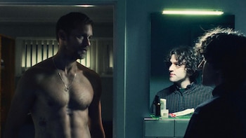 “Pillion”, un romance sumiso entre