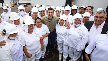 Santiago Peña rodeado de trabajadores