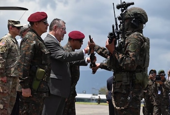 Guatemala recibió el primer lote de fusiles M4A1 adquiridos a Estados Unidos para modernizar al Ejército.