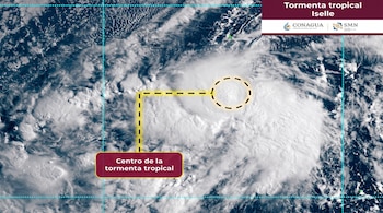 Vista satelital de una masa de nubes con una línea e indicador circular que señalan el centro de una tormenta junto a logotipos oficiales.