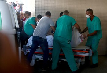 Personal sanitario traslada a una