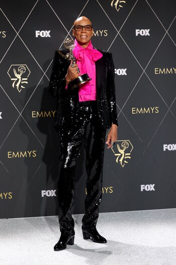 RuPaul con un look vibrante