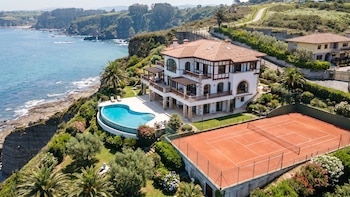 La villa en Gijón frente al mar que se vende por 2,3 millones de euros: pista de tenis privada, zona de barbacoa y un pasadizo subterráneo