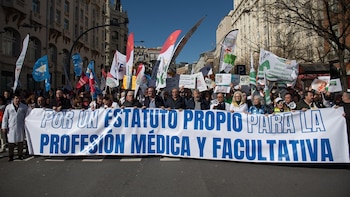 Unos 5.000 médicos piden en