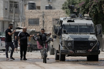 Un niño pasa en bicicleta
