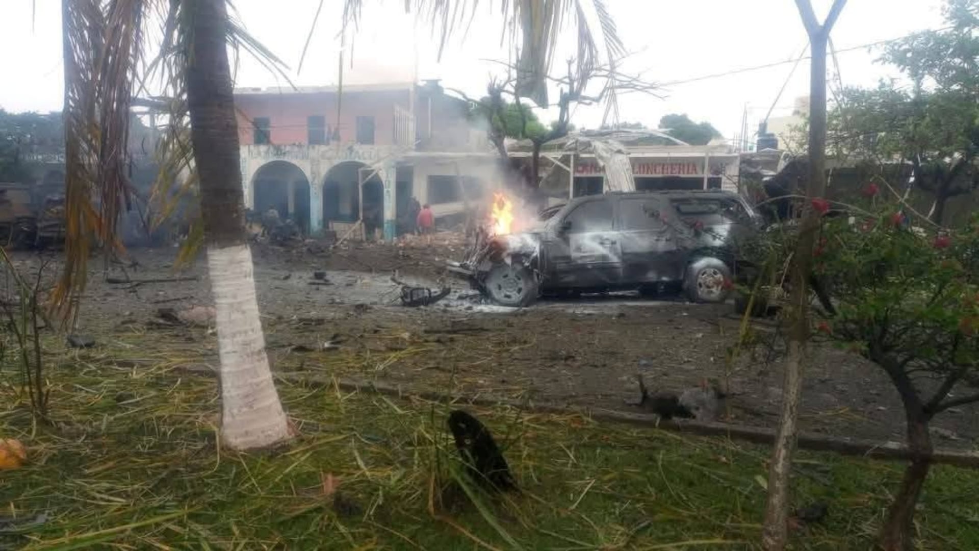 Daños que dejó el coche bomba tras explotar en Coahuayana, Michoacán. Foto: RRSS