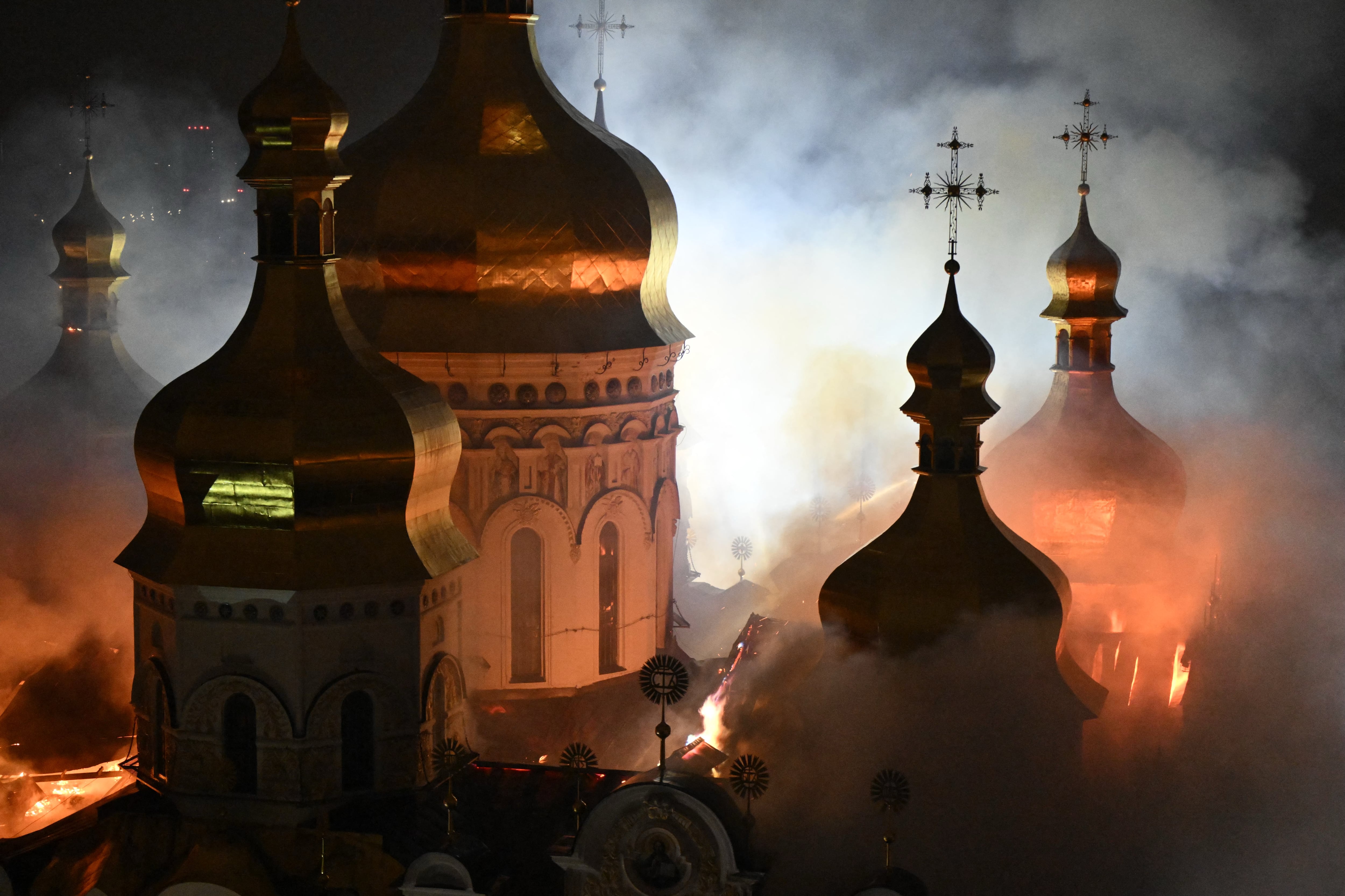 Llamas y humo se elevan sobre el Monasterio de las Cuevas de Kiev. Moscú lanzó 70 misiles y 611 drones contra Ucrania en el ataque nocturno del lunes, concentrado especialmente en la capital.(Genya SAVILOV / AFP)