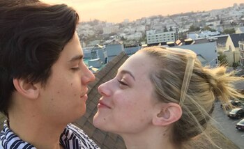 Cole y Lili Reinhart, compañeros