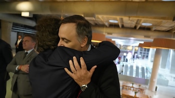 Tras designar a Santilli, Milei respaldó a Manuel Adorni: “Sigo confiando en su inocencia, es una persona honesta”