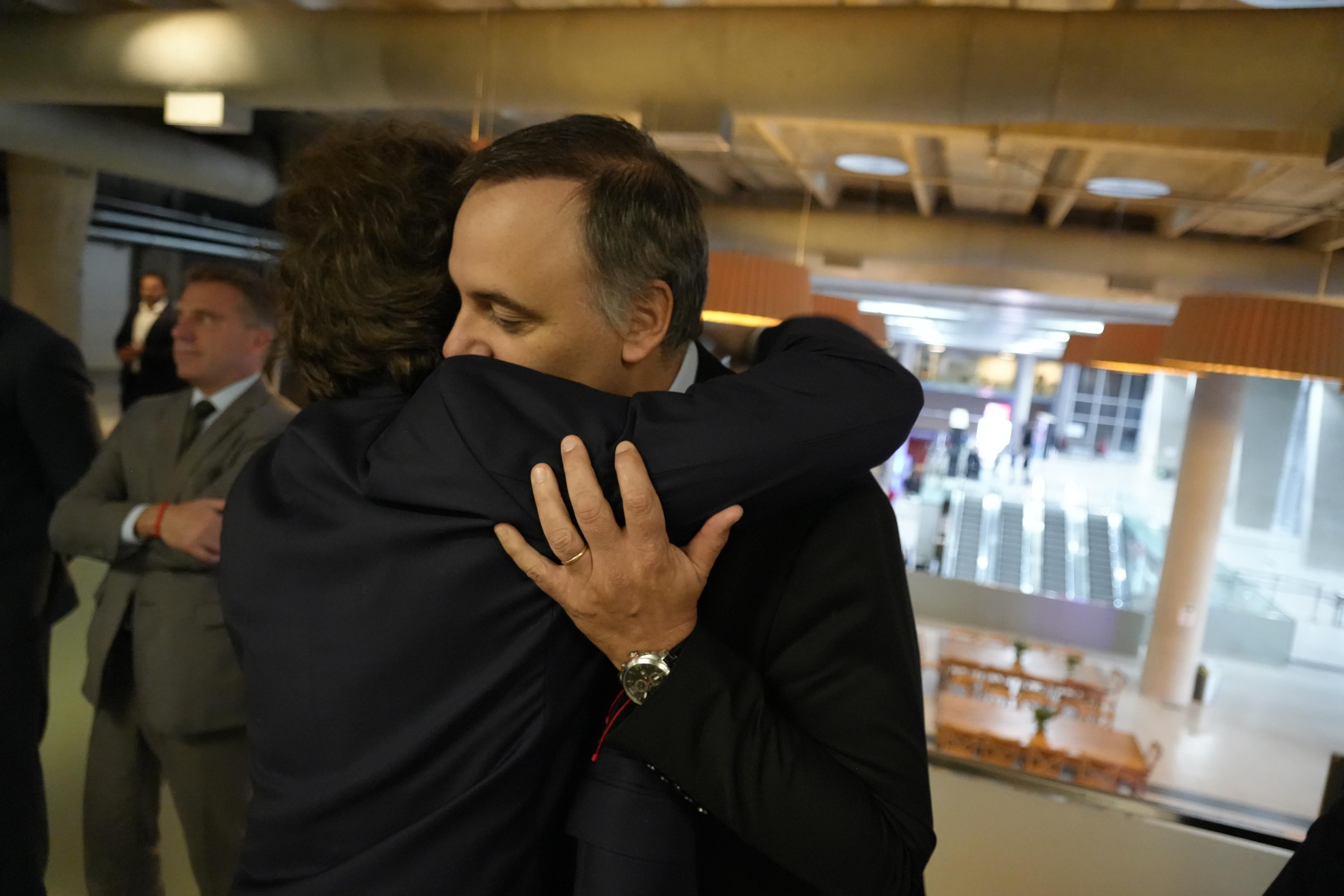 Milei junto a Adorni, en otra muestra de apoyo, antes de su discurso en la AmCham