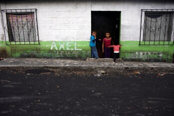 Niños afuera de su casa