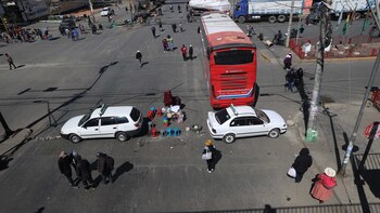 Transporte pesado bloquea vías por
