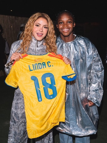 La delantera del Real Madrid regaló a la cantante colombiana la camiseta número 18 de la Selección Colombia - crédito Linda Caicedo/Instagram