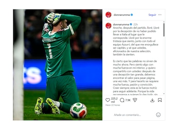 El portero Gianluigi Donnarumma, vestido con un uniforme de portero verde y guantes, se arrodilla en el césped con las manos en la cabeza, junto a un balón de fútbol