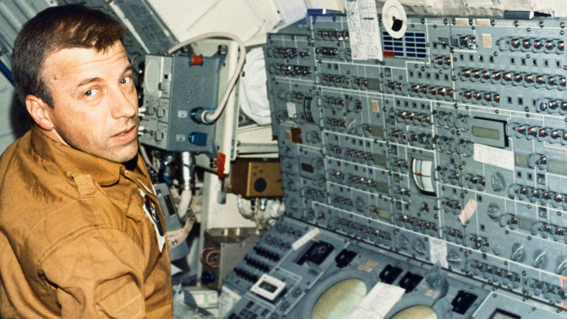 Centro Espacial Johnson, Houston, Texas. El astronauta Paul J. Weitz, piloto de la misión Skylab II, opera el panel de control y visualización del Apollo Telescope Mount (ATM) en esta imagen tomada a bordo, en órbita terrestre (Bettmann)