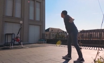 Human playing Bádminton's game