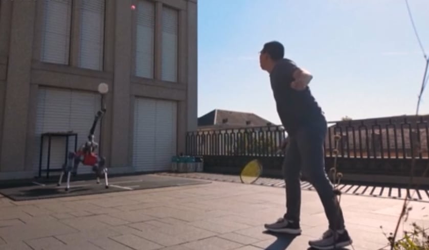 Humano jugando partida de bádminton con robot cuadrúpedo. (Crédito: REUTERS)