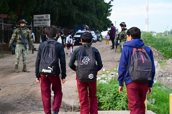 Sinaloa inició el ciclo escolar 2026-2027 en medio de la disputa entre las facciones de Los Chapitos y Los Mayos, que desde septiembre de 2024 ha provocado una ola de violencia en el estado. (Crédito: Secretaría de Seguridad Pública de Sinaloa)