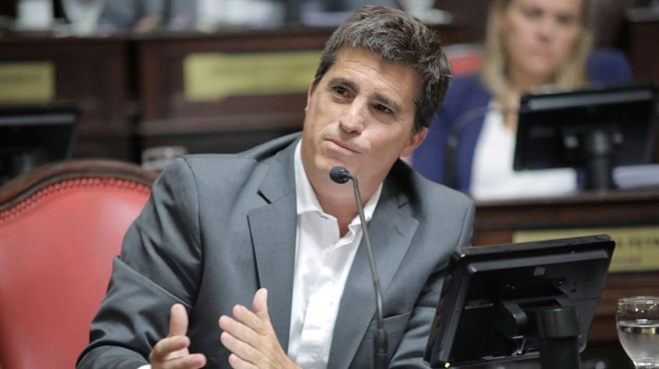 El concejal justificó que tomó el manejo del vehículo porque su esposa se sentía mal y aclaró ante la prensa que abonó la multa correspondiente (NA)