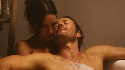 Glen Powell y Adria Arjona intercambiaron fotos sexys en preparación para sus escenas íntimas