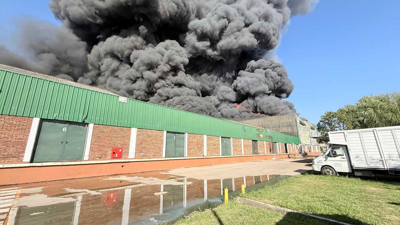Una masiva columna de humo negro se eleva desde un depósito en llamas en Francisco Álvarez, Moreno