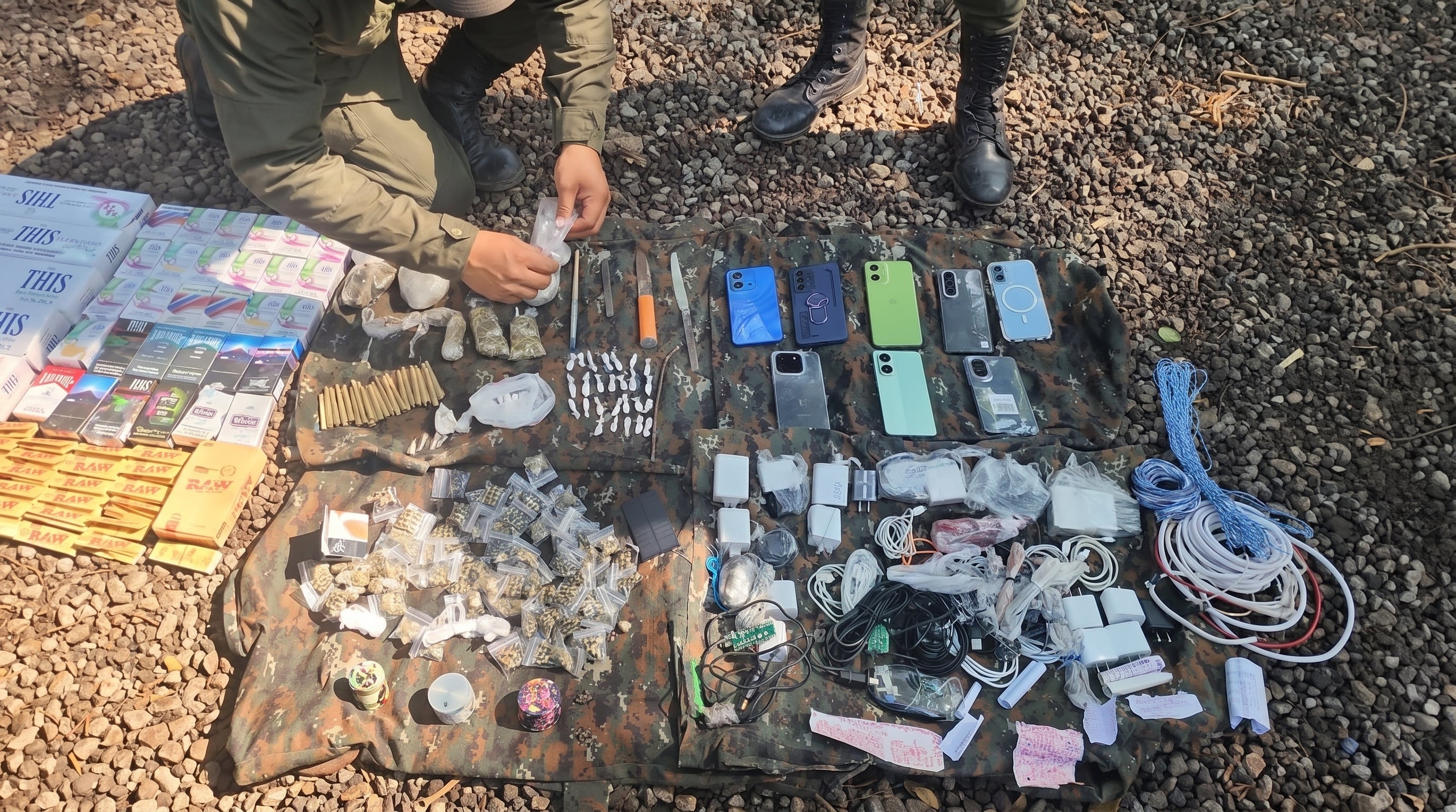 En la prisión de Renovación I, Escuintla, las fuerzas de seguridad requisaron ocho celulares, un router, panel solar y drogas, mostrando autonomía tecnológica de los internos. (Imagen Ilustrativa Infobae)