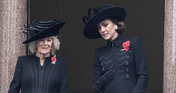 En el Reino Unido, la Legión Real Británica vende broches de amapola para recaudar fondos para veteranos (REUTERS)