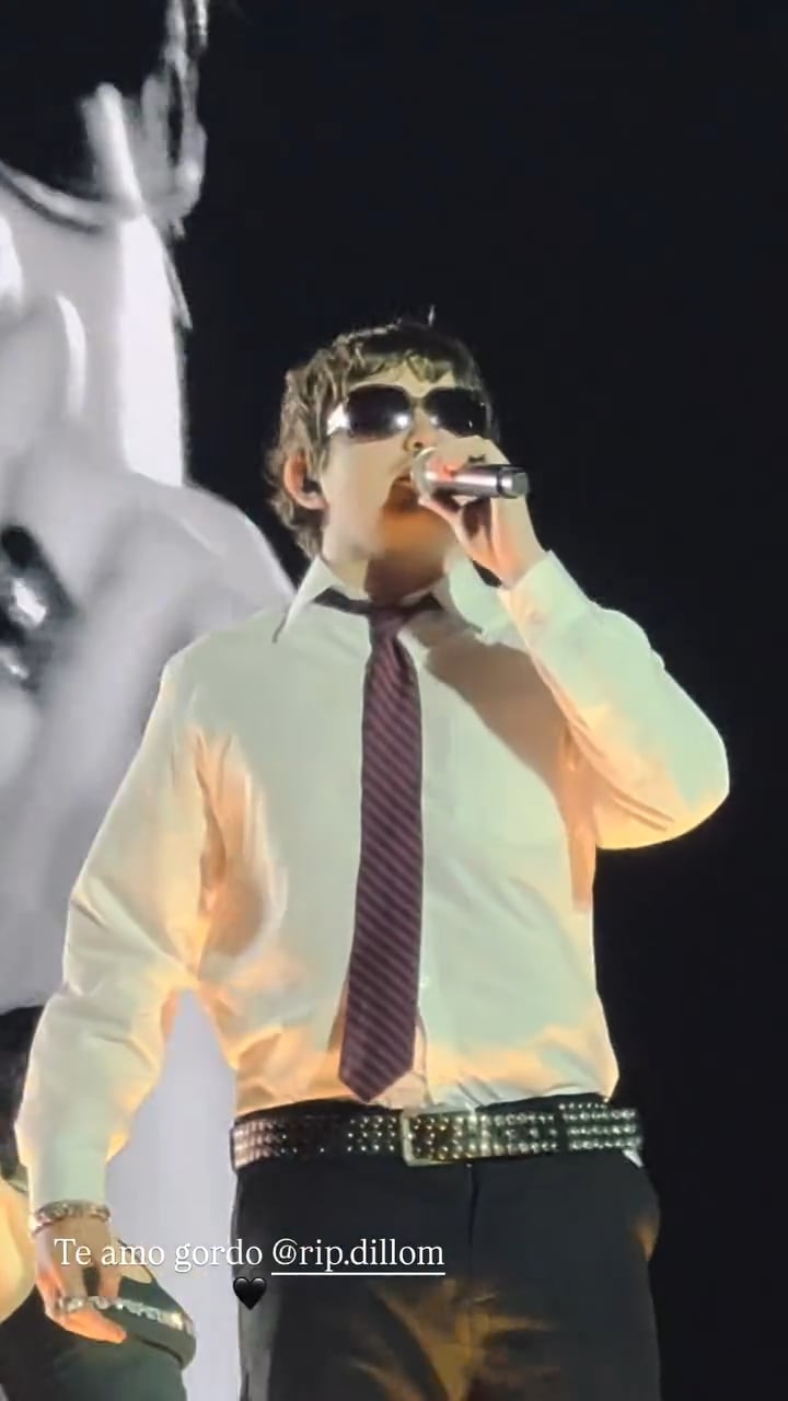 El cantante Dillom interpreta una canción durante su participación en el espectáculo de Lali en el Estadio Monumental.