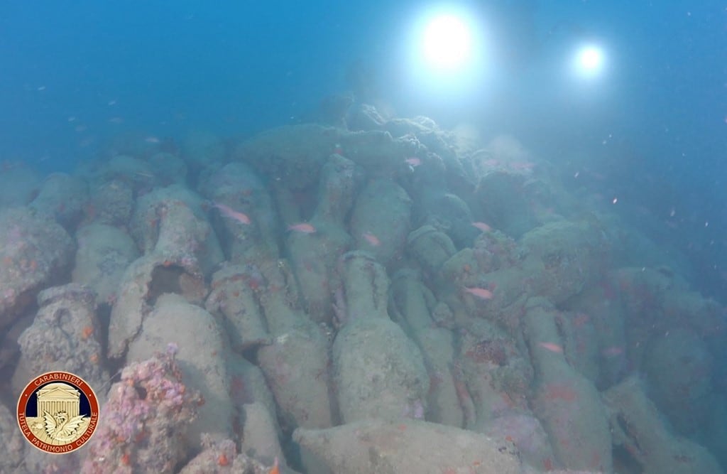 Buceadores italianos hallaron restos del naufragio de un barco romano de 2.100 años de antigüedad