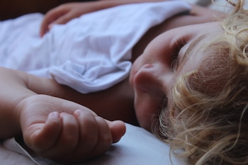 Un niño pequeño durmiendo. (Pixabay)