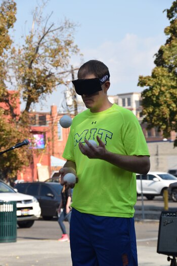 En 2015 logró hacer malabares