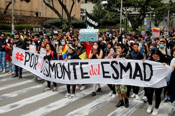 Manifestantes marchan por las calles durante una nueva jornada de protestas por un nuevo "paro nacional" convocado por los sindicatos y organizaciones sociales, que desde el pasado miércoles movilizan a miles de personas en todo el país, hoy en Bogotá (Colombia). EFE/ Carlos Ortega